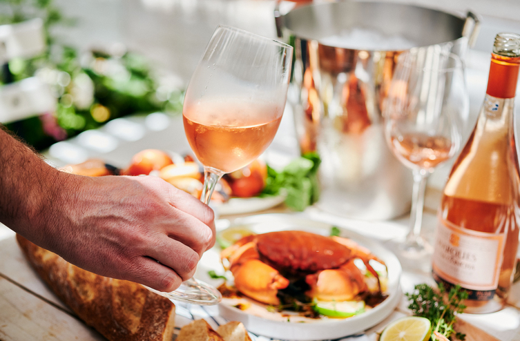 Les vins rosés de Provence et leur lien étroit avec la gastronomie locale